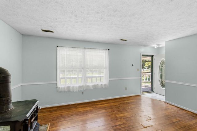 6353 Bolling Brook LN, Gloucester, VA 23061