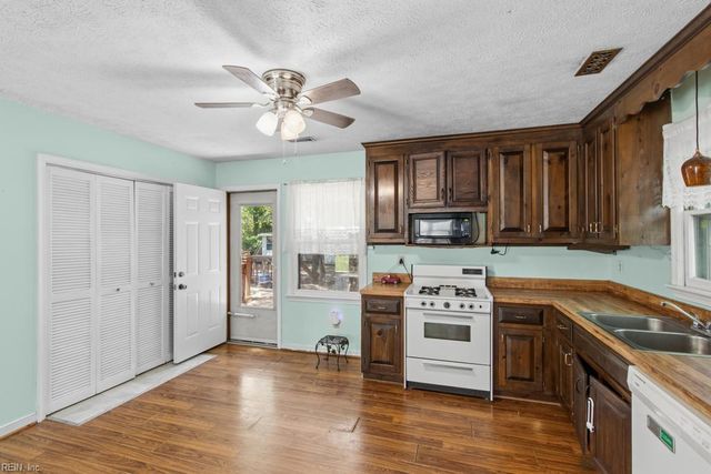 6353 Bolling Brook LN, Gloucester, VA 23061