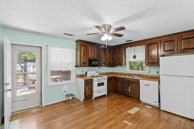 6353 Bolling Brook LN, Gloucester, VA 23061
