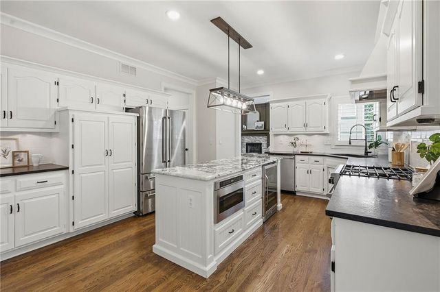 5204 W 157th Street, Overland Park, KS 66224