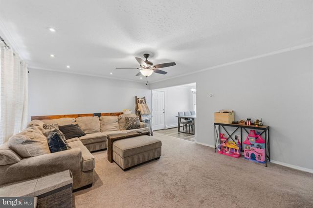 44 QUICKSET RD, Levittown, PA 19057