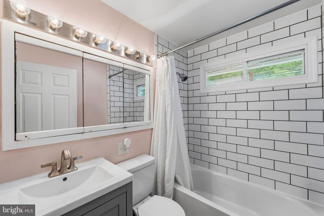 44 QUICKSET RD, Levittown, PA 19057
