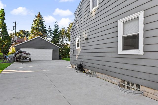 1523 E Tripoli AVENUE, Milwaukee, WI 53207