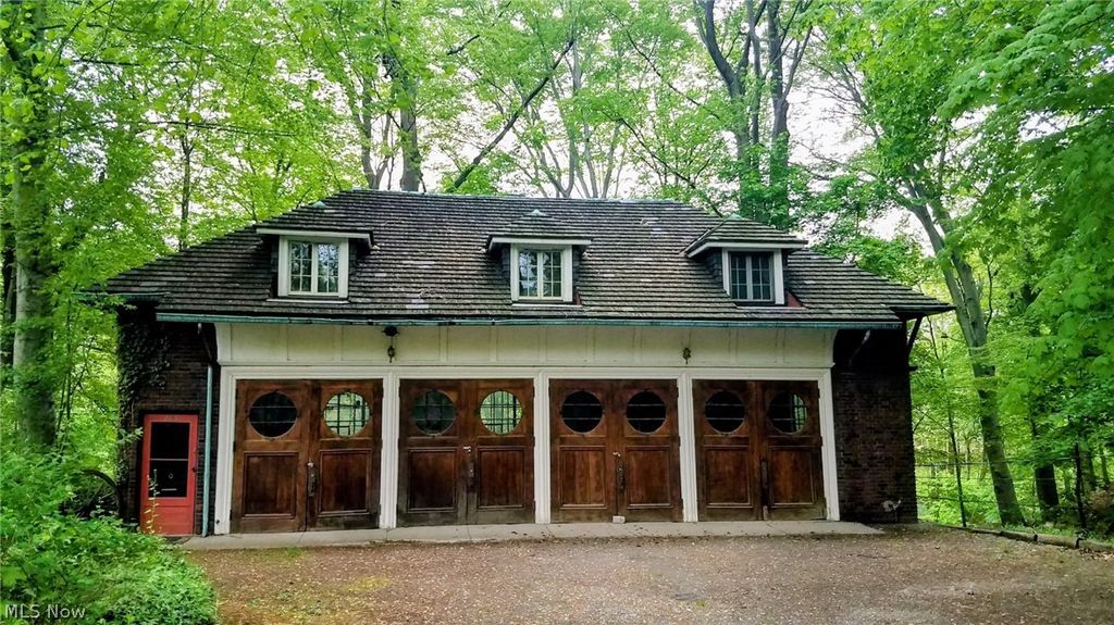 285 Corning Drive, Bratenahl, OH 44108