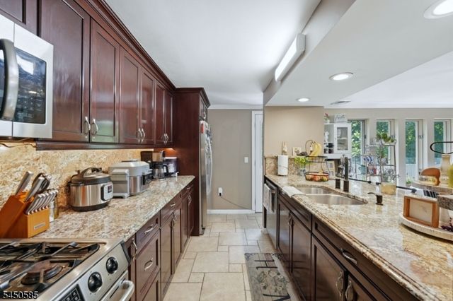 7 Arcata Pl, Ringwood Boro, NJ 07456