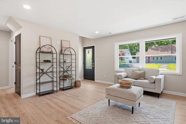 22 PEPPERMINT RD, Levittown, PA 19056