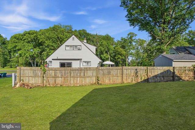 22 PEPPERMINT RD, Levittown, PA 19056