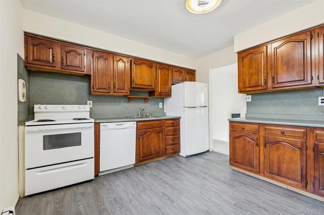 129 E Woodside Avenue, Patchogue, NY 11772