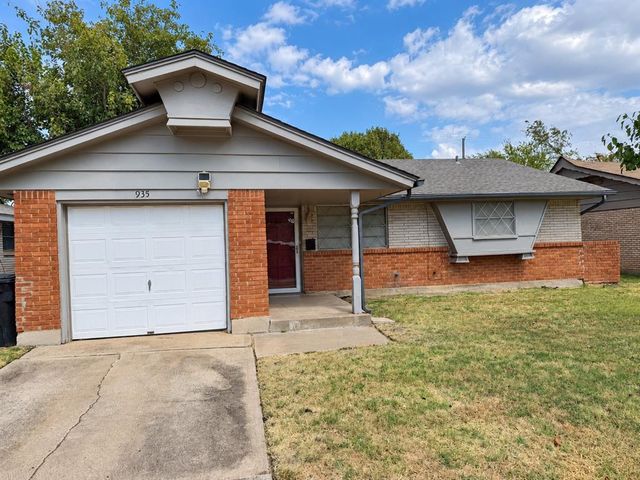 935 SW 2nd Street, Moore, OK 73160