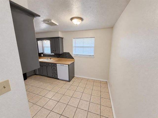 935 SW 2nd Street, Moore, OK 73160