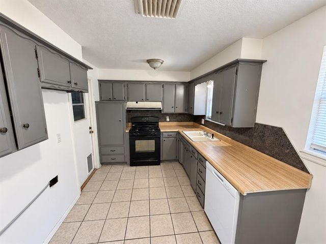 935 SW 2nd Street, Moore, OK 73160