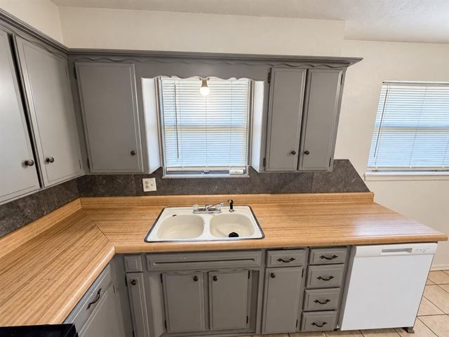 935 SW 2nd Street, Moore, OK 73160