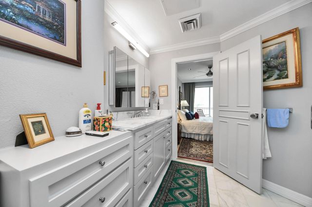 5050 Woodway Drive 7L, Houston, TX 77056