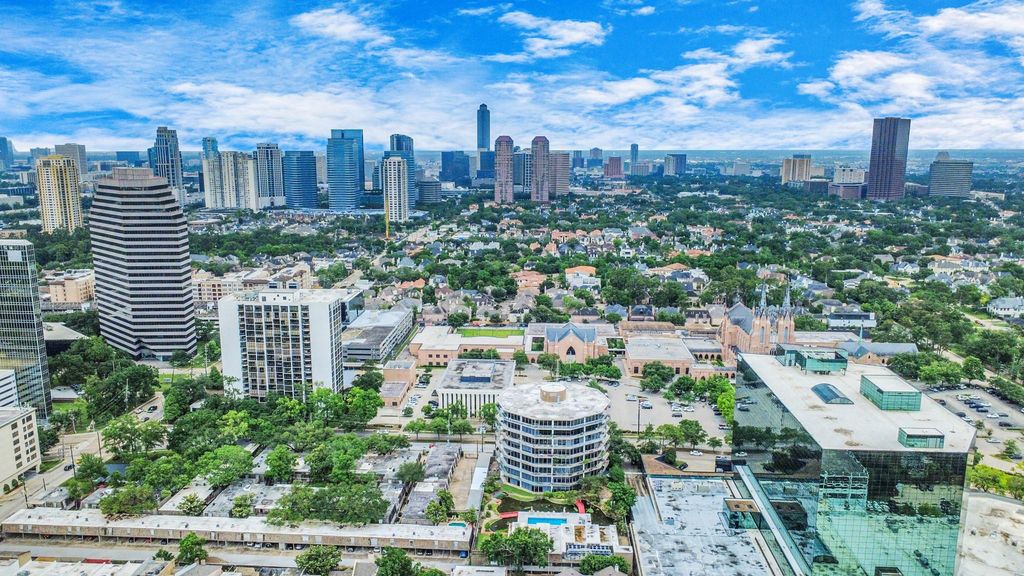 Image 1 of property listing at 5050 Woodway Drive 7L, Houston, TX 77056