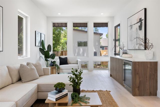 1118 3/4 Gunter ST, Austin, TX 78702