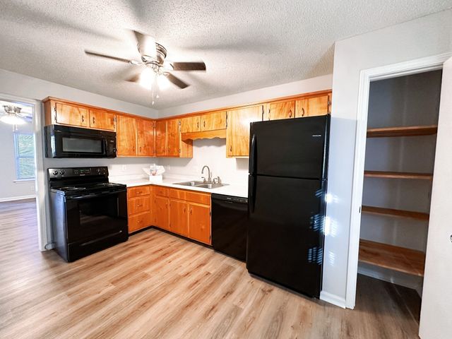 470 Martha Ln Apt H, Clarksville, TN 37043
