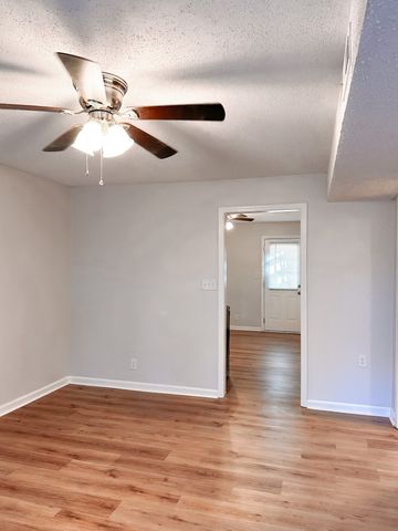 470 Martha Ln Apt H, Clarksville, TN 37043
