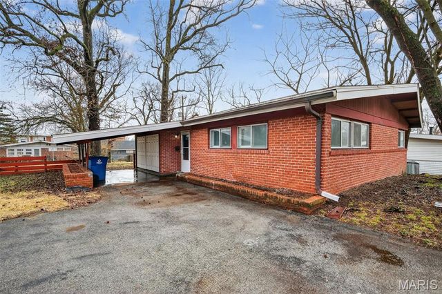 8302 Woodhurst Drive, Berkeley, MO 63134