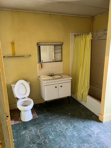 305 Dickinson St, Springfield, MA 01108