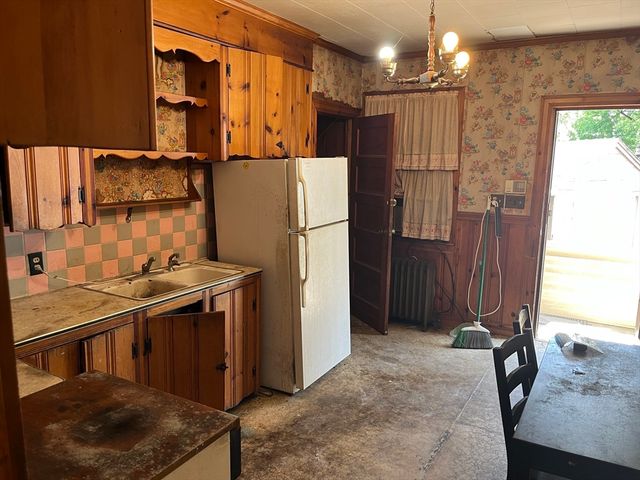 305 Dickinson St, Springfield, MA 01108