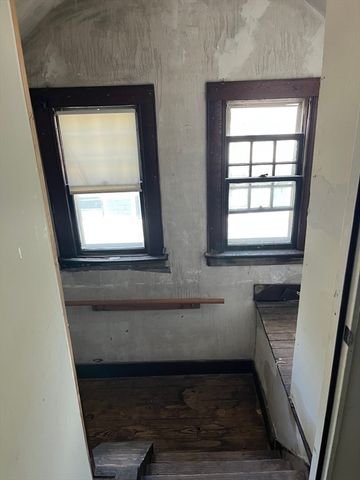 305 Dickinson St, Springfield, MA 01108