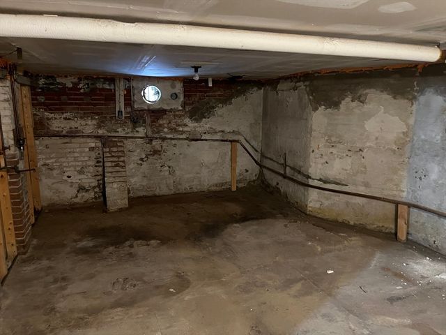 305 Dickinson St, Springfield, MA 01108