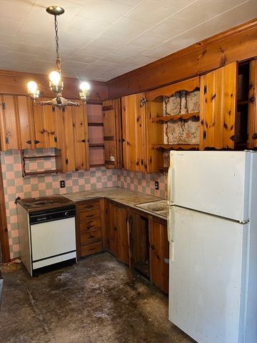 305 Dickinson St, Springfield, MA 01108