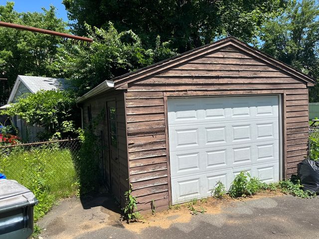 305 Dickinson St, Springfield, MA 01108