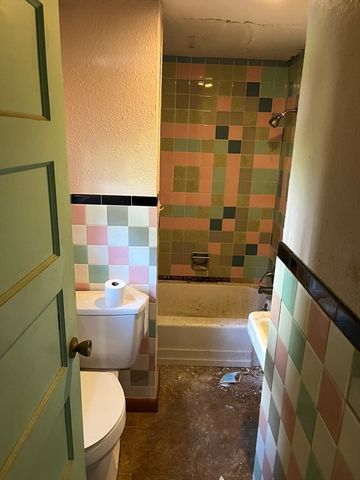 305 Dickinson St, Springfield, MA 01108