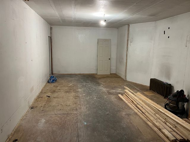 305 Dickinson St, Springfield, MA 01108