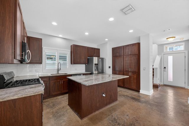 2005 Sager DR 271C, Austin, TX 78741