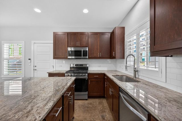 2005 Sager DR 271C, Austin, TX 78741