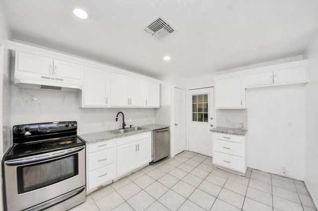 1015 Stoneleigh Court, Tomball, TX 77375