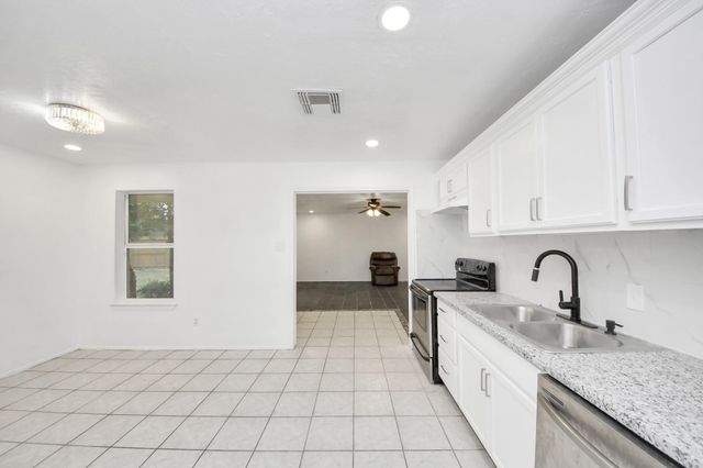 1015 Stoneleigh Court, Tomball, TX 77375