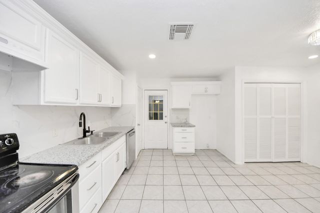 1015 Stoneleigh Court, Tomball, TX 77375