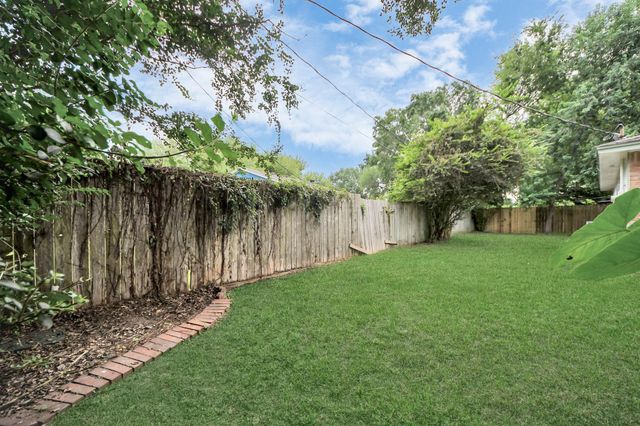 1015 Stoneleigh Court, Tomball, TX 77375