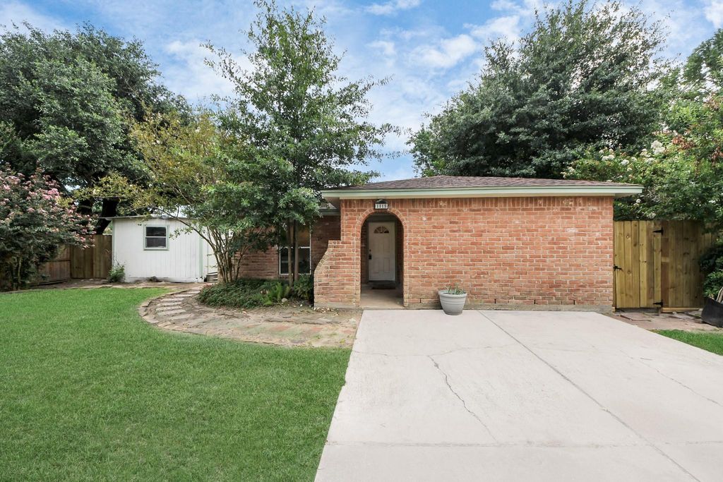 1015 Stoneleigh Court, Tomball, TX 77375