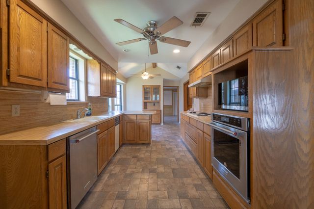 2505 Copper Creek Lane, Carrollton, TX 75006