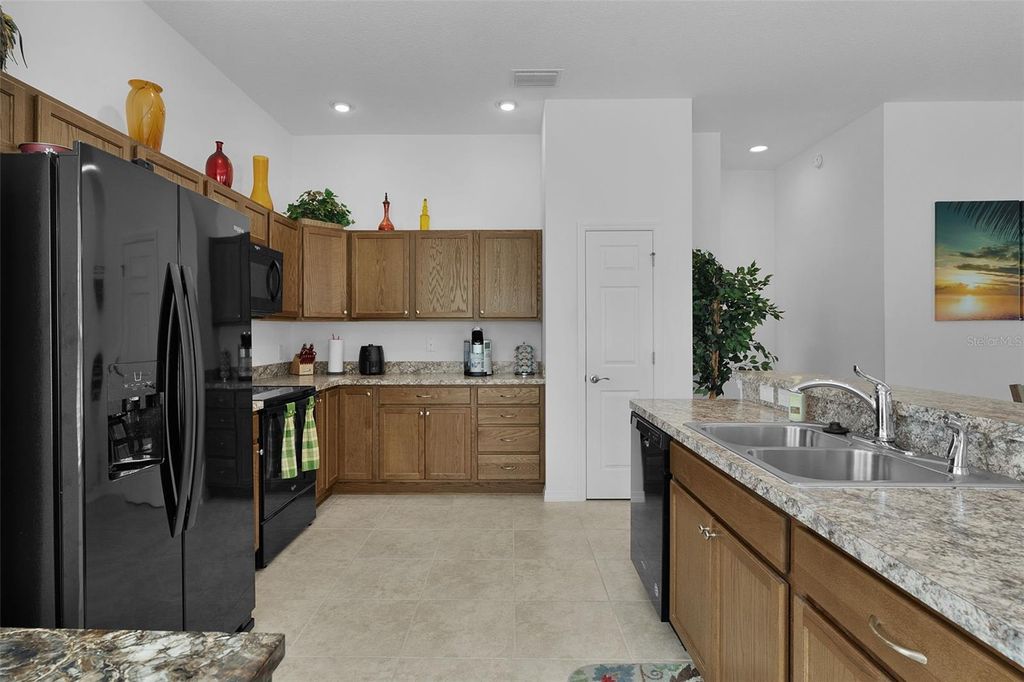 Image 16 of property listing at 733 JASON DRIVE, Lady Lake, FL 32159