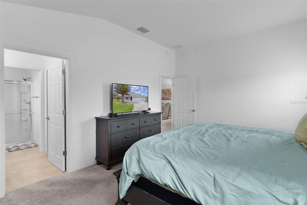 Image 20 of property listing at 733 JASON DRIVE, Lady Lake, FL 32159