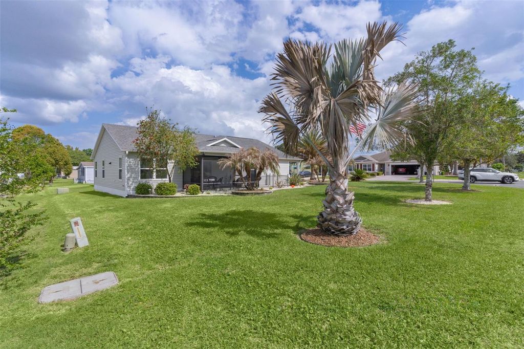 Image 35 of property listing at 733 JASON DRIVE, Lady Lake, FL 32159