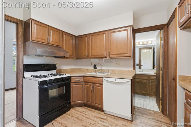 5634 Chicago Road, Warren, MI 48092
