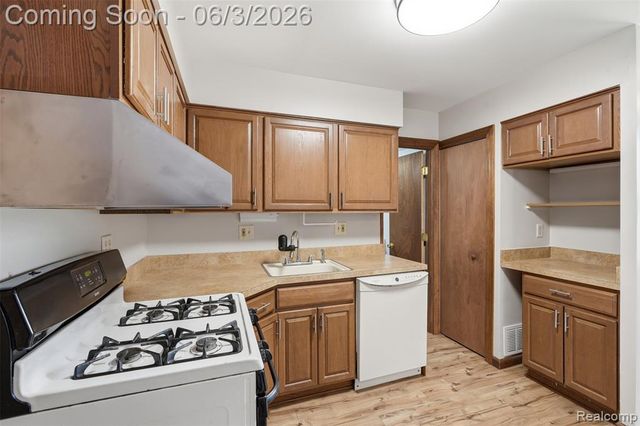 5634 Chicago Road, Warren, MI 48092