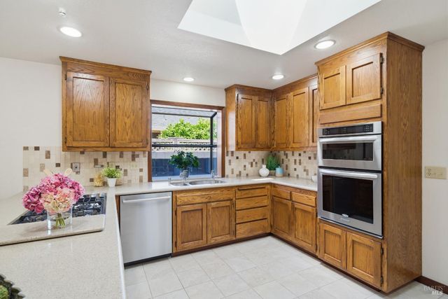 665 4th St E, Sonoma, CA 95476