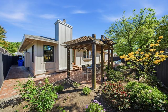 665 4th St E, Sonoma, CA 95476