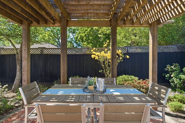 665 4th St E, Sonoma, CA 95476