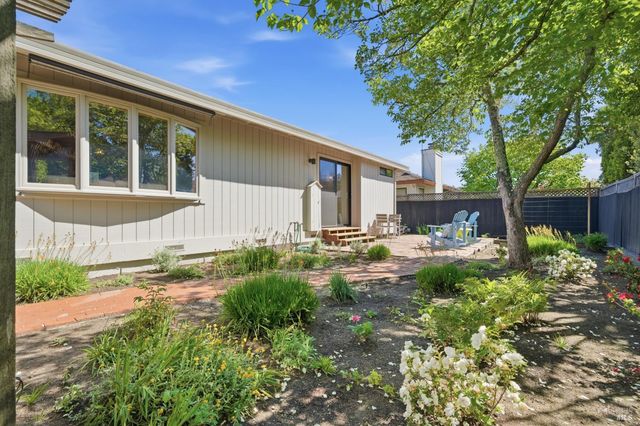 665 4th St E, Sonoma, CA 95476