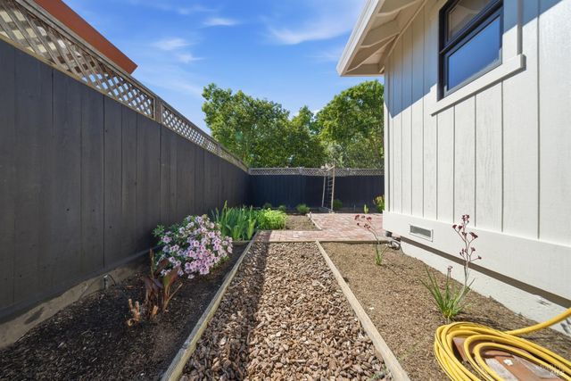 665 4th St E, Sonoma, CA 95476