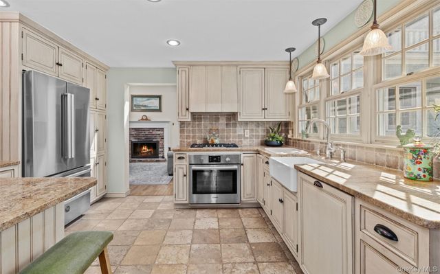 22 Peninsula Drive, Sag Harbor, NY 11963