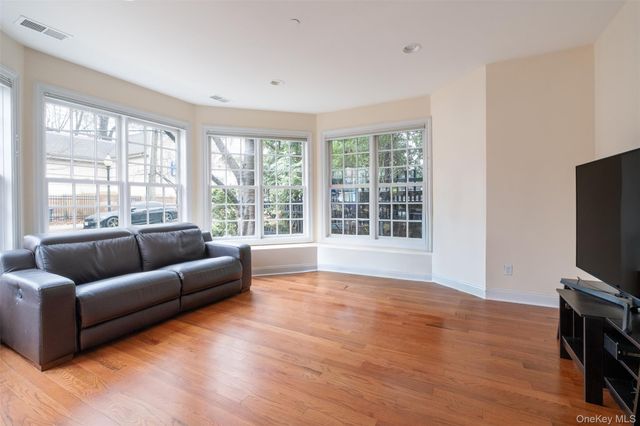 31 1st Street, Pelham, NY 10803
